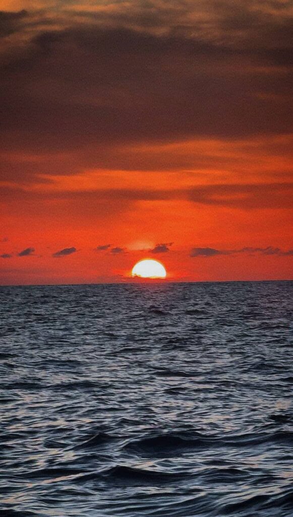 Закат с палубы яхты: как один вечер открывает Мадейру заново
