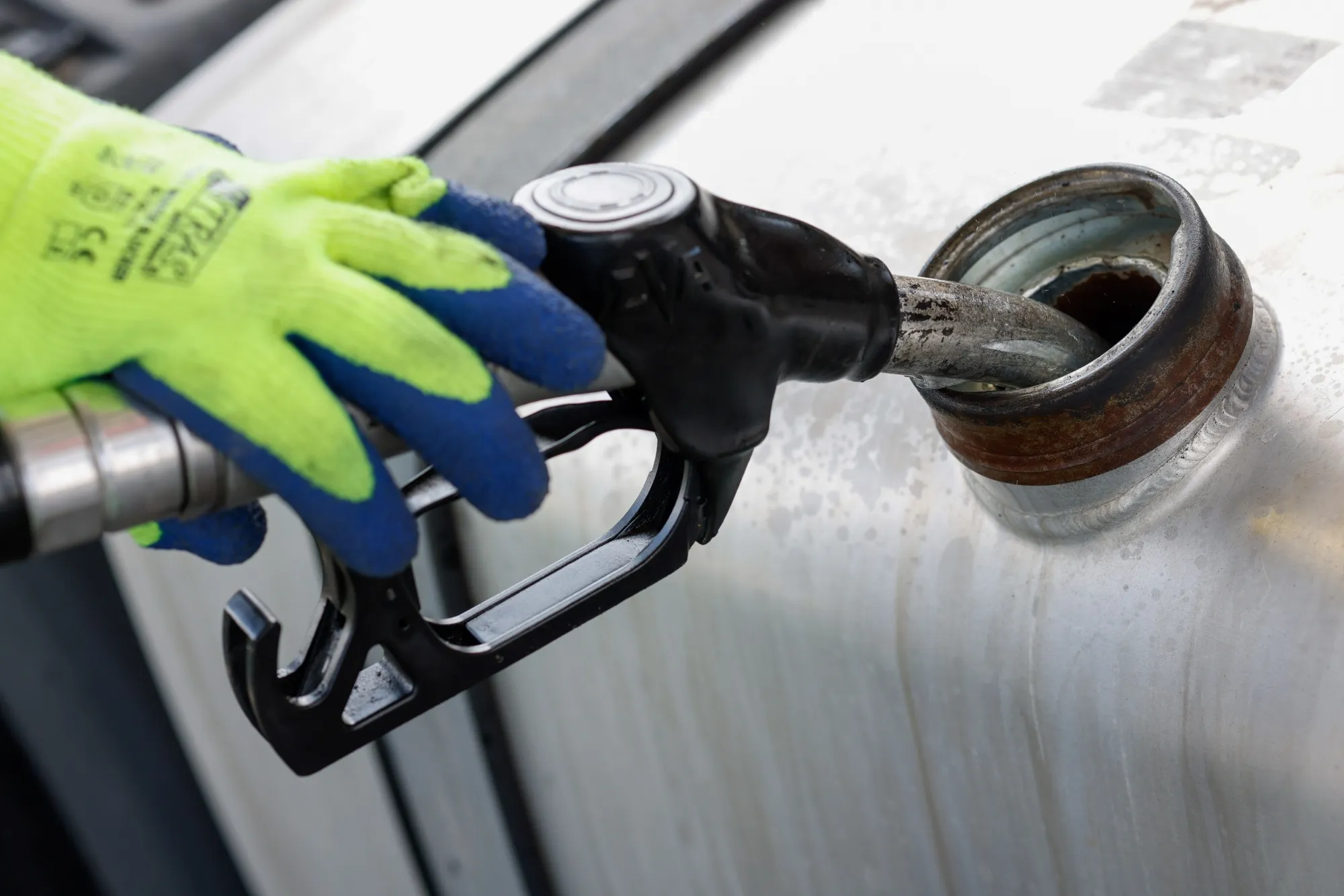 GPS мониторинг и датчики уровня топлива — контроль заправок и расхода